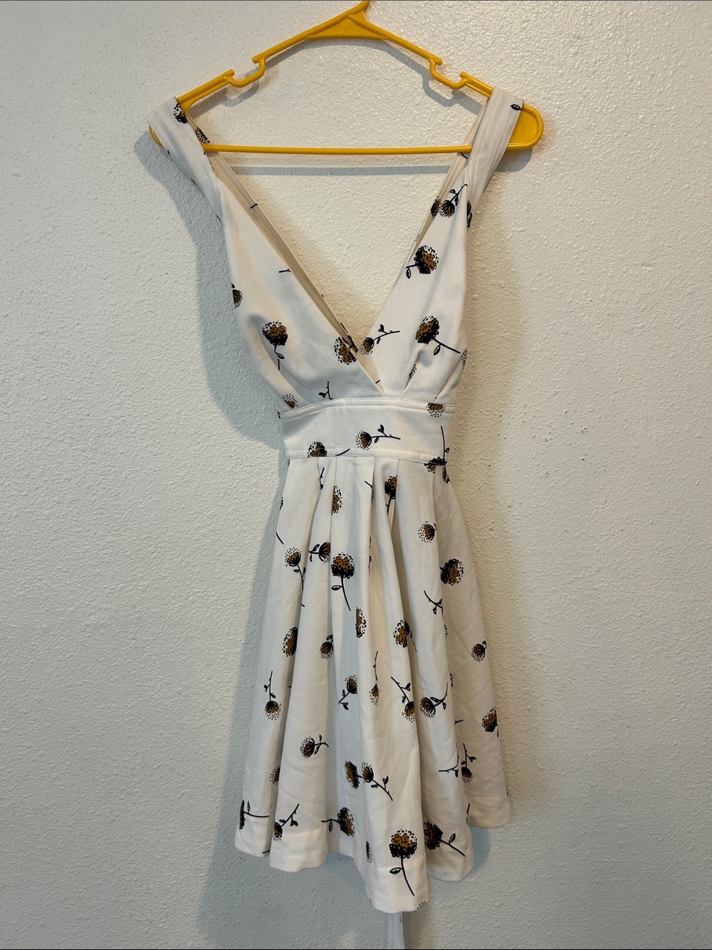White Floral pattern V-Neck Sundress with open back